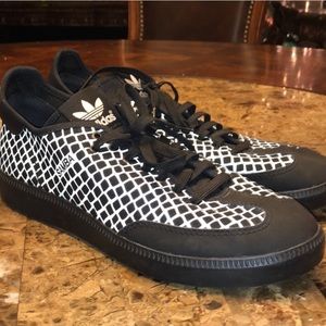 Black and white Sambas